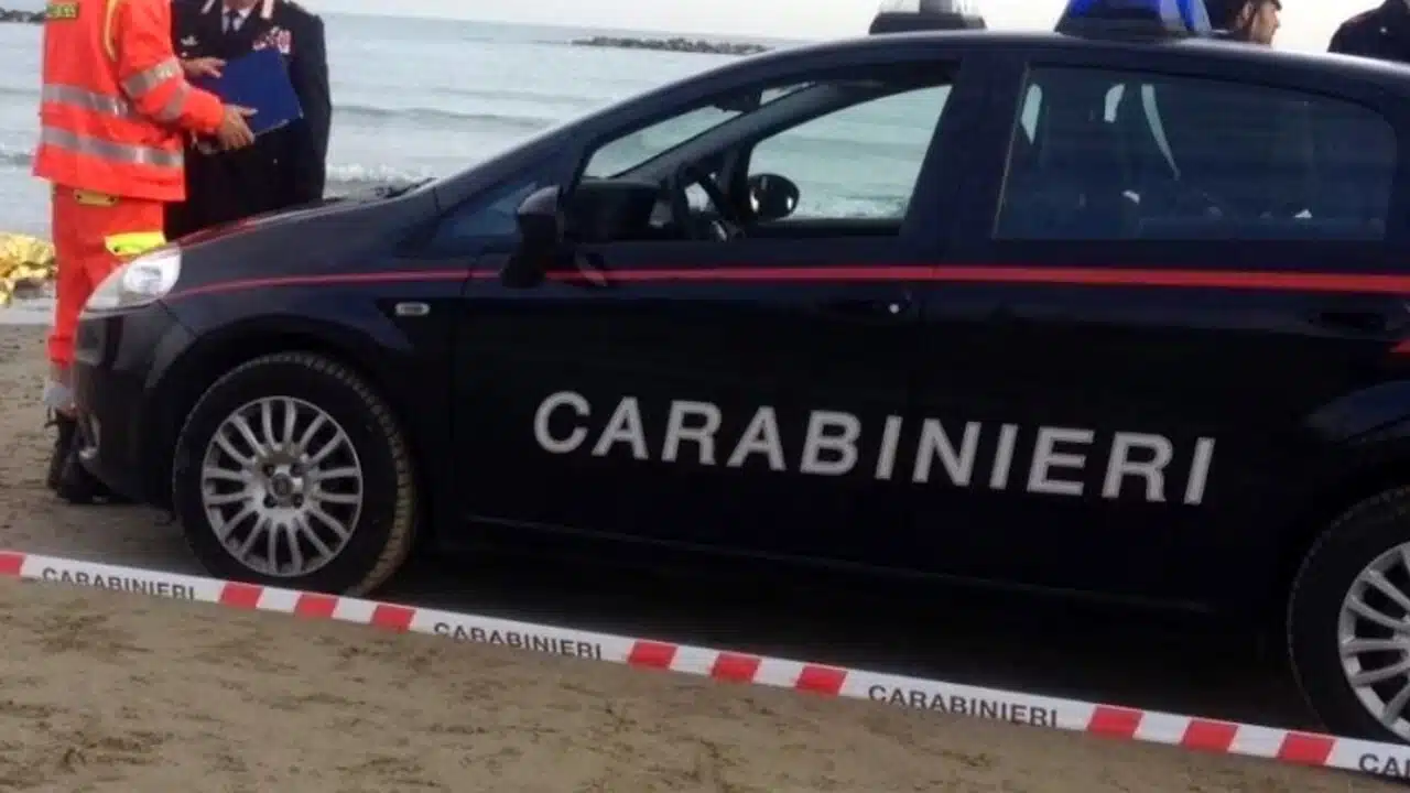 castel volturno uomo nudo morto spiaggia