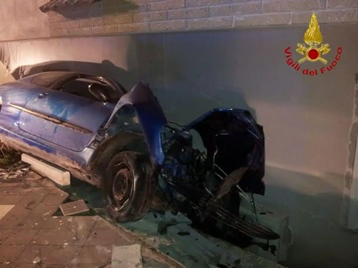 bellona auto contro muro casa conducente scappato