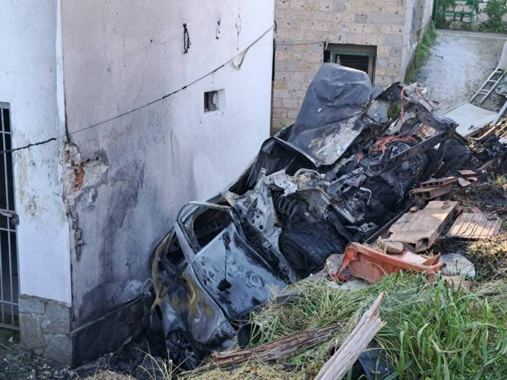 sant'agnello auto contro palazzina prende fuoco