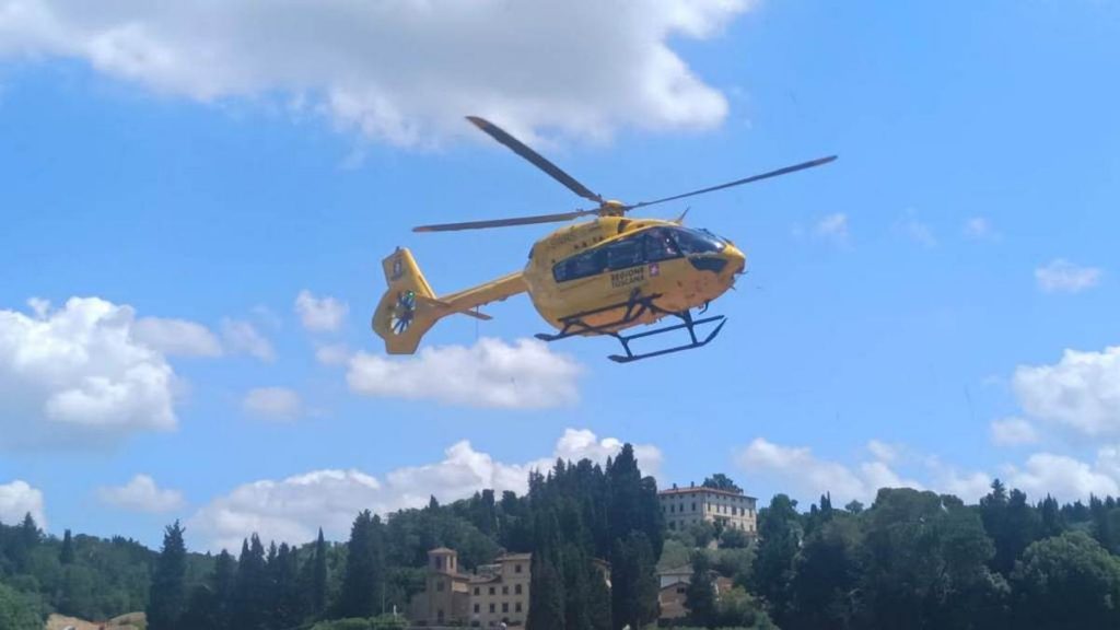 livorno auto contro albero morto 23 febbraio