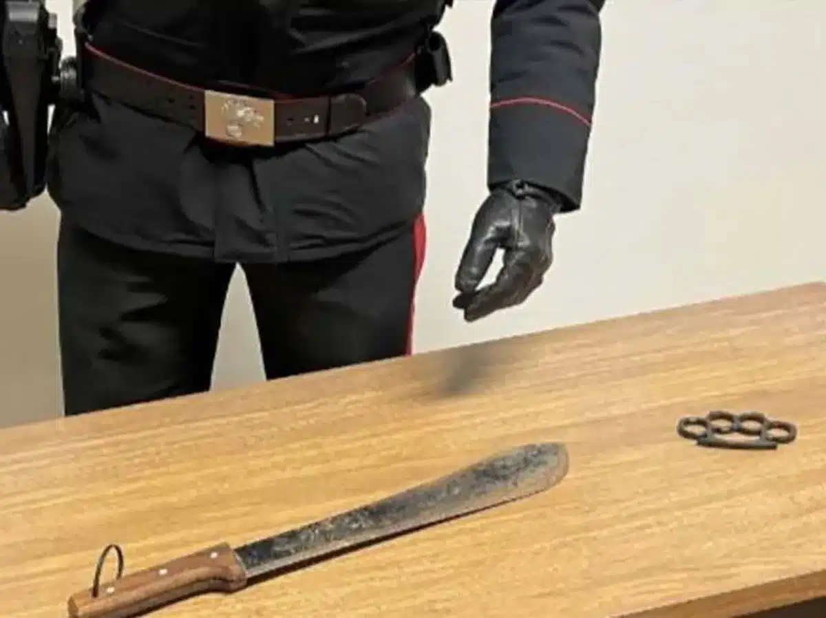 napoli auto mazza legno machete coniugi denunciati