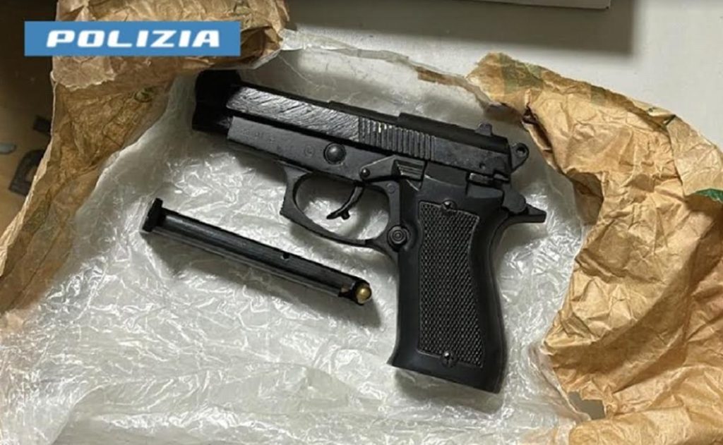 napoli auto lusso pistola arrestati