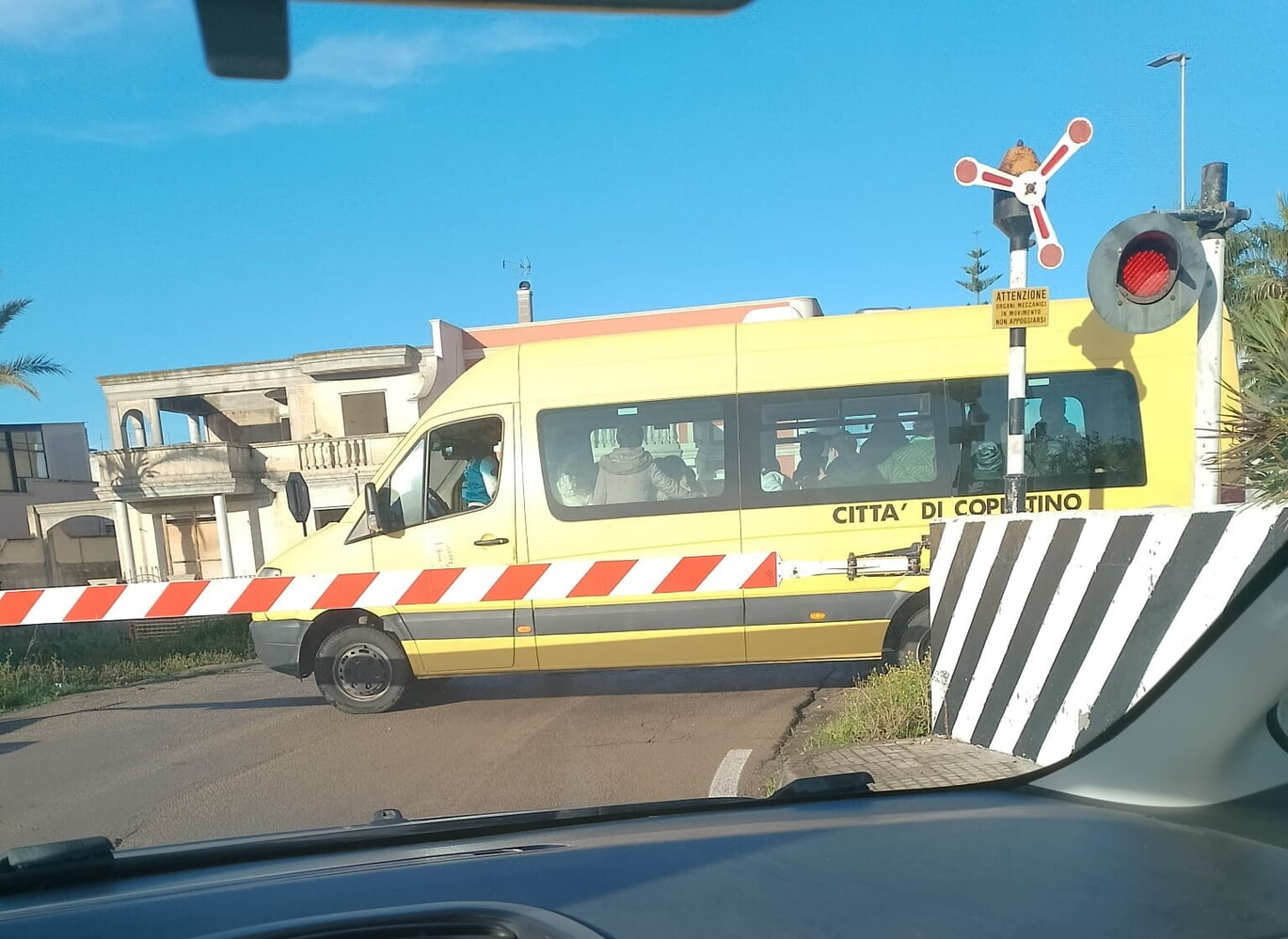 Lecce, scuolabus con i bambini a bordo incastrato nel passaggio a livello: tragedia sfiorata