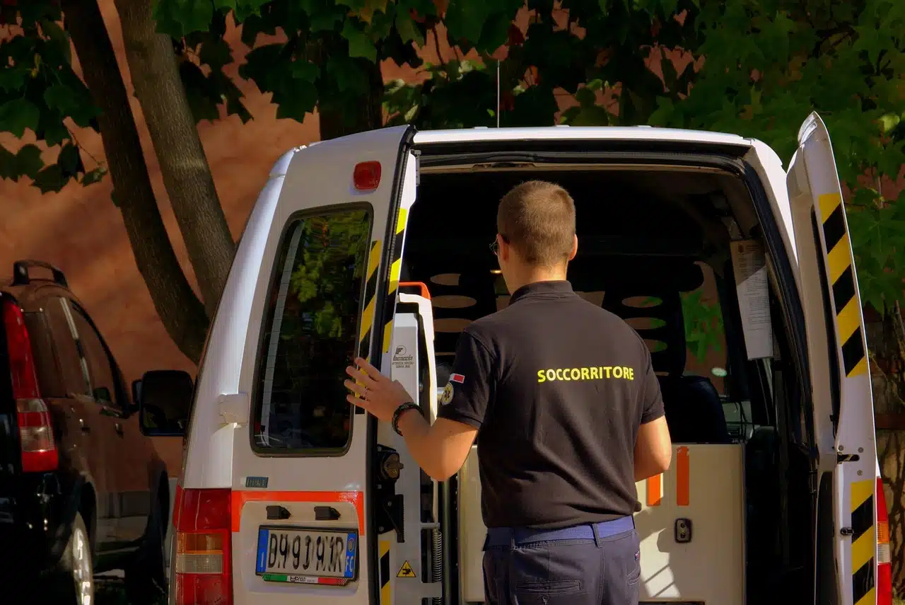 Boscotrecase guardia giurata aggredisce personale 118