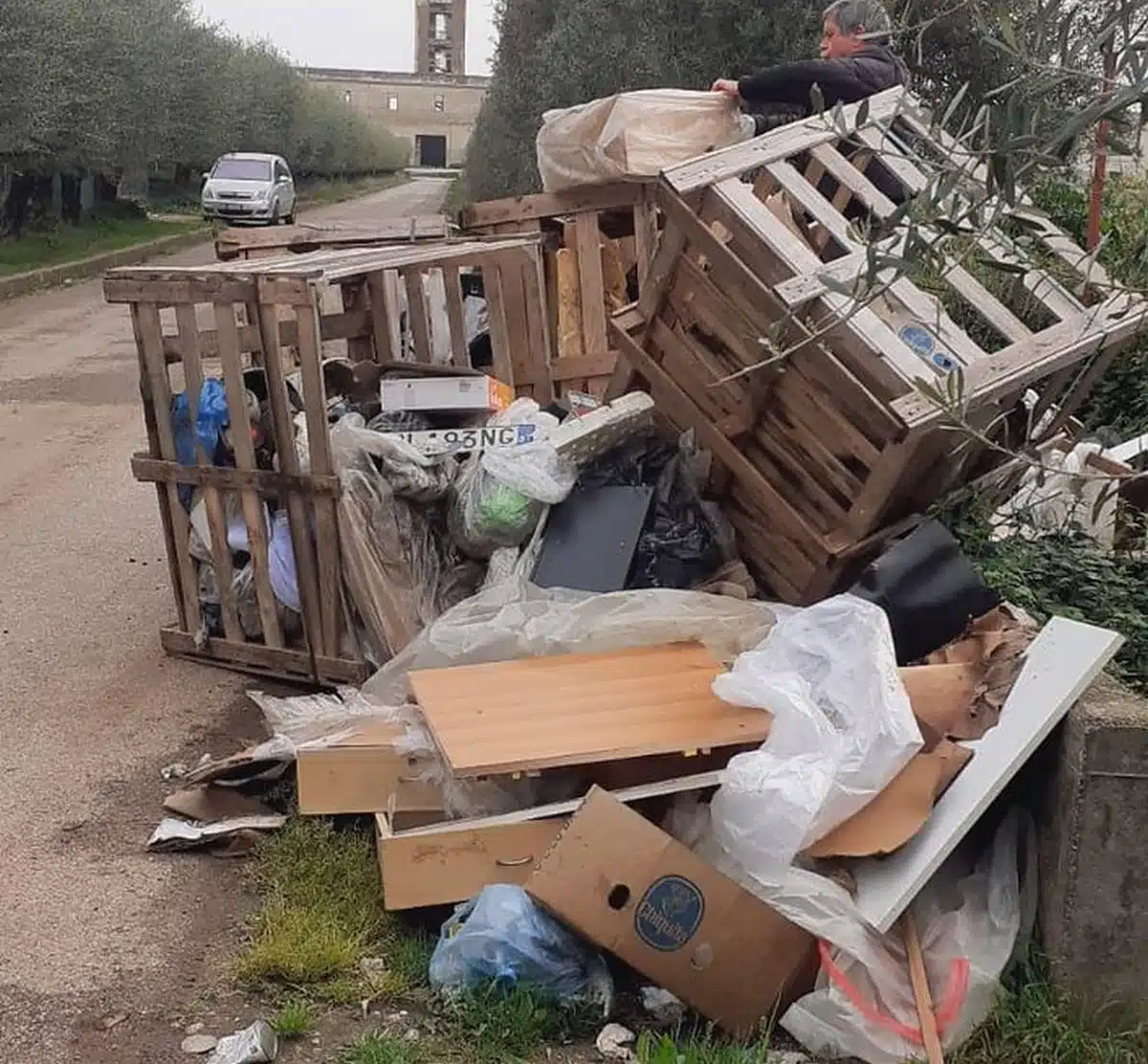 battipaglia azienda abbandona rifiuti canale pontecagnano faiano multa