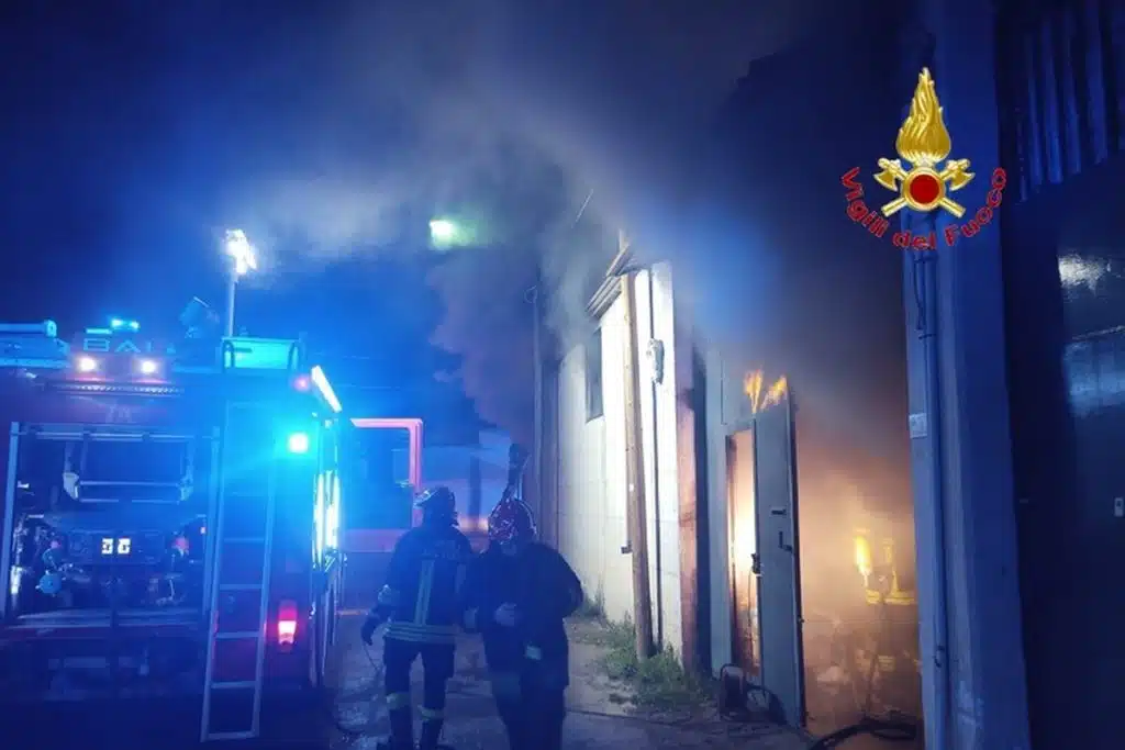 marcianise incendio capannone industriale oggi 16 marzo