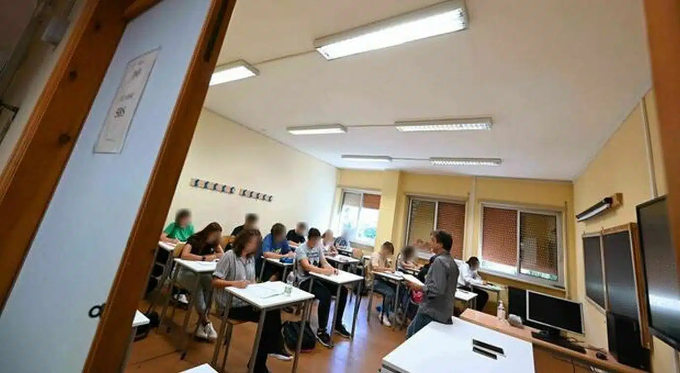 studente insulta minaccia schiaccia mano professore porto torres