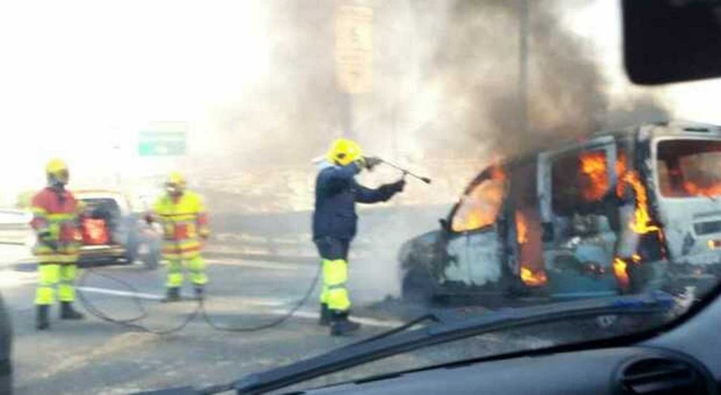 incendio auto tangenziale napoli