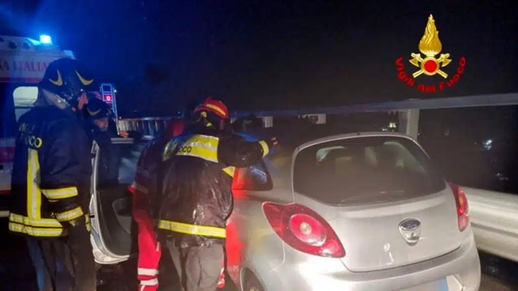 vercelli auto contro guardrail prende fuoco morti