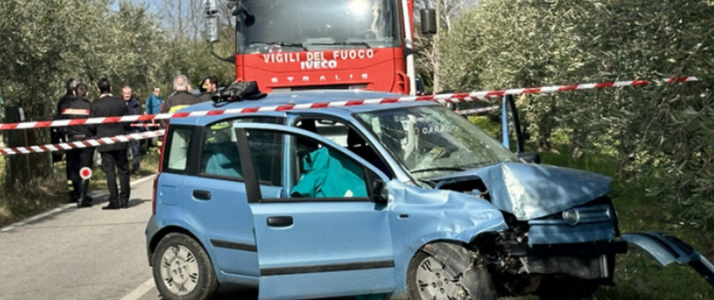 chieti auto contro albero morti anziani 5 marzo