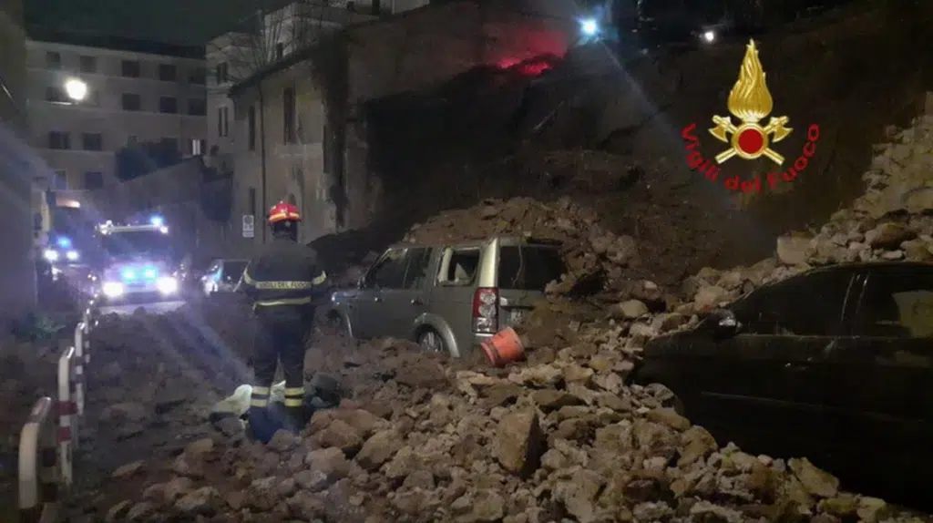 crollo muro roma ultime notizie oggi 10 marzo