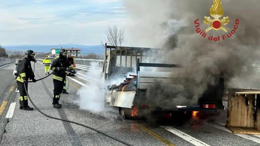montemiletto incendio furgone autostrada a16 8 marzoi