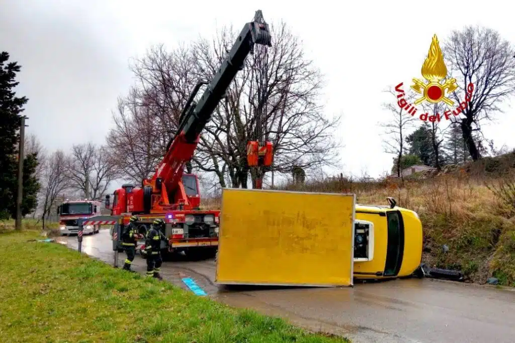 furgone si ribalta manocalzati 9 marzo