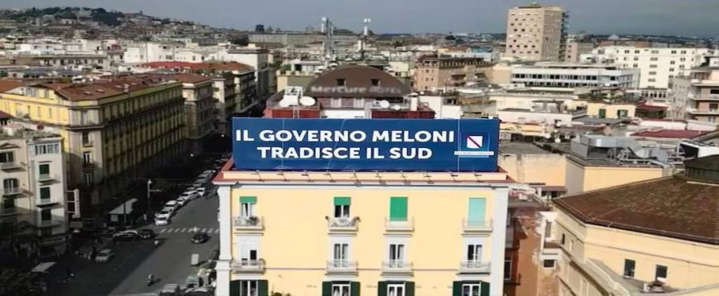 manifesti-contro-governo-meloni-toti-attacca-de-luca