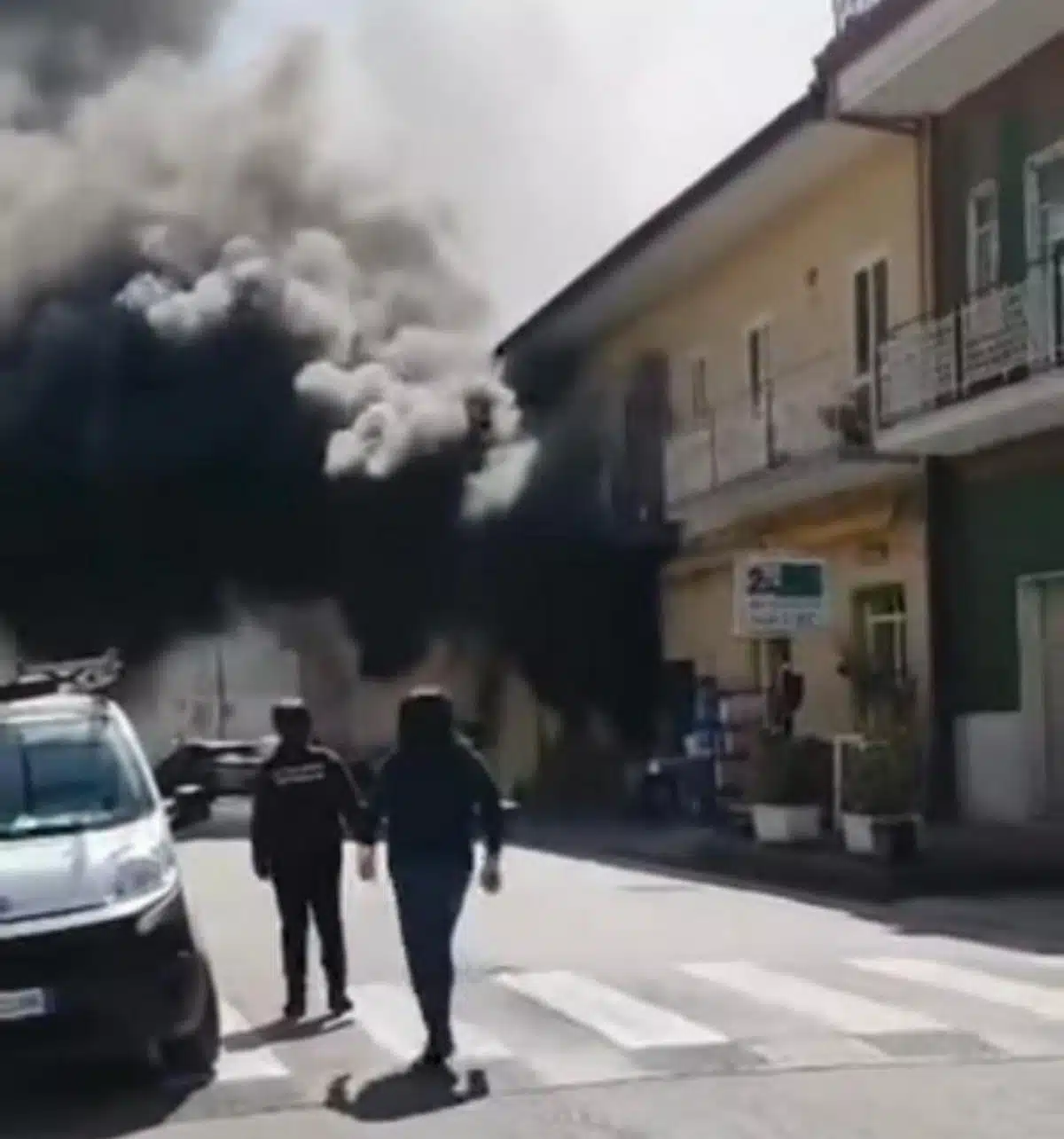 incendio negozio curti