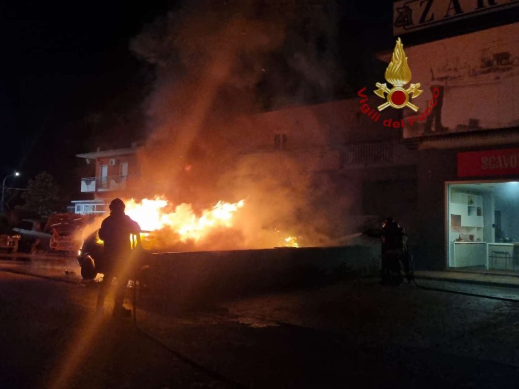 incendio-gesualdo-auto-fiamme-notte-28-marzo