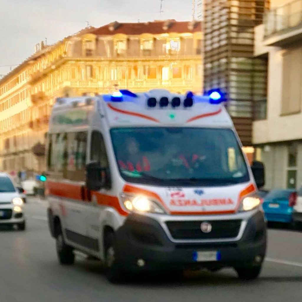 torino donna precipita balcone casa suicidio biglietto