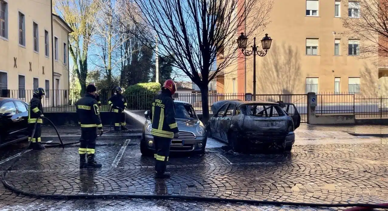 aversa incendio auto parcheggiata liceo