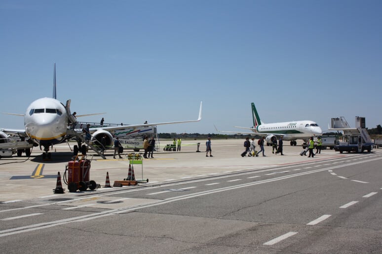 brindisi atterraggio emergenza parto aereo