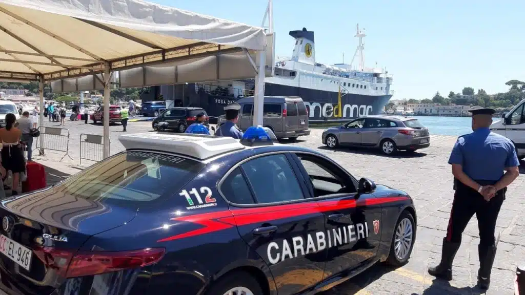 controlli ischia procida coltelli droga sale slot denunce multe