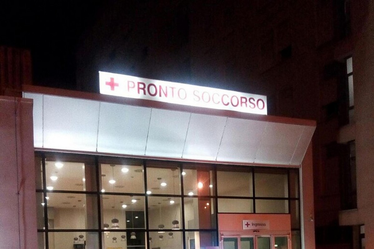 pronto soccorso verona uomo aggredisce sanitari