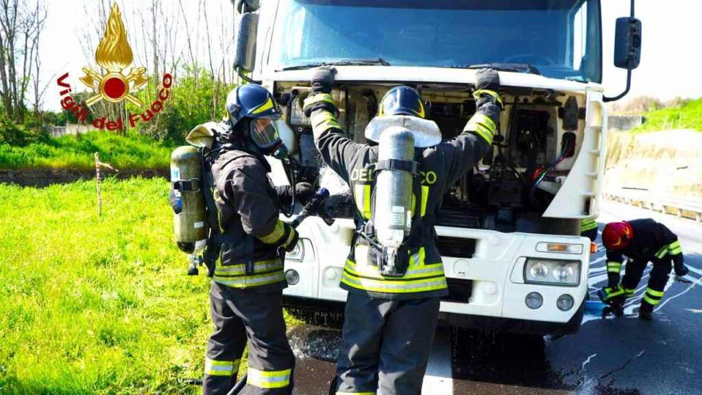 manocalzati principio incendio camion oggi 21 marzo