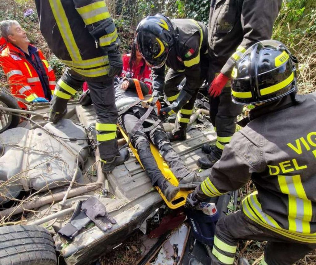 Incidente a Sassinoro, uomo resta intrappolato nella sua auto