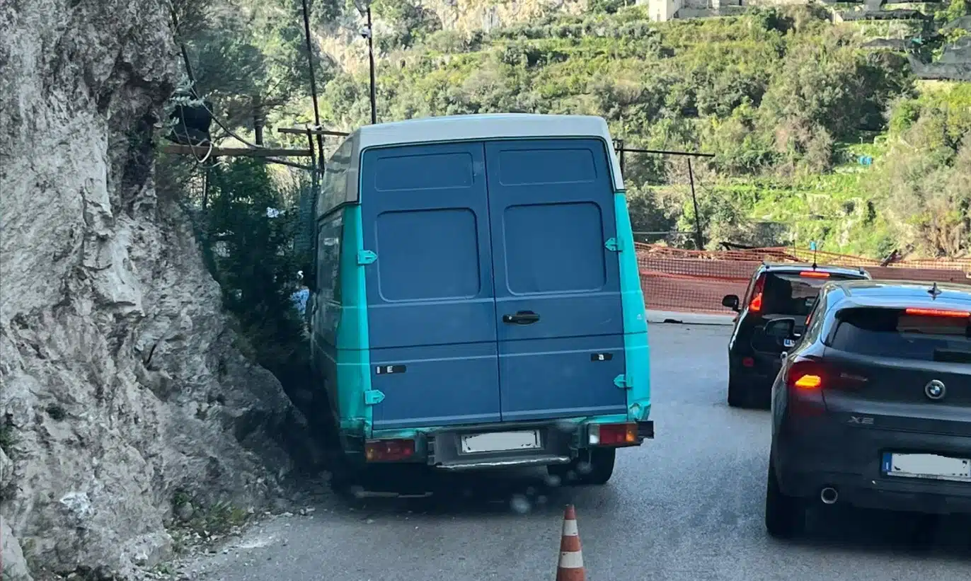 ravello furgone contro parete rocciosa 20 marzo