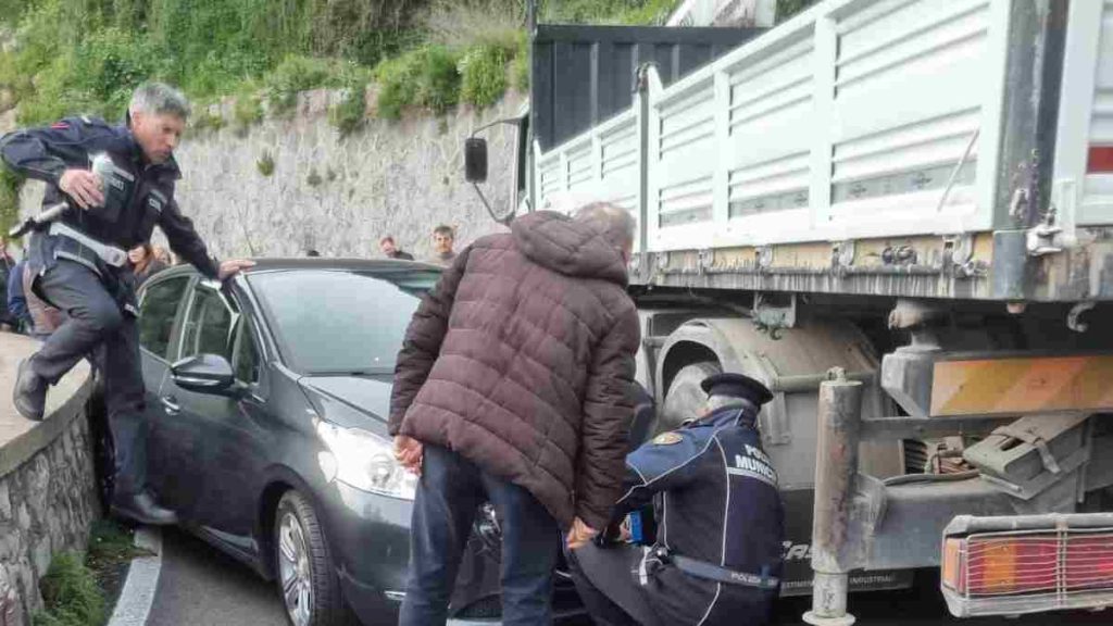 agerola camion auto incastrati oggi 8 marzo