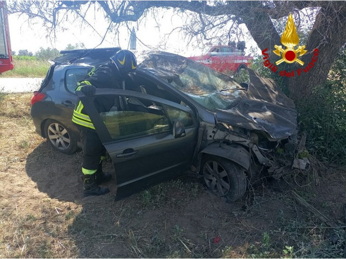 brindisi auto contro albero morto 2 marzo