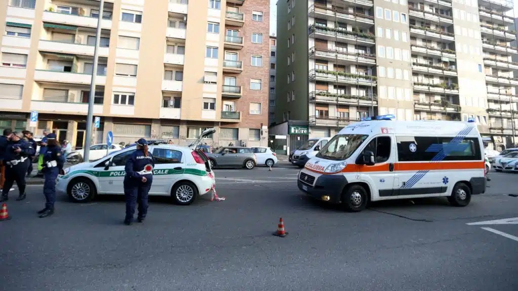 incidente milano morto centauro