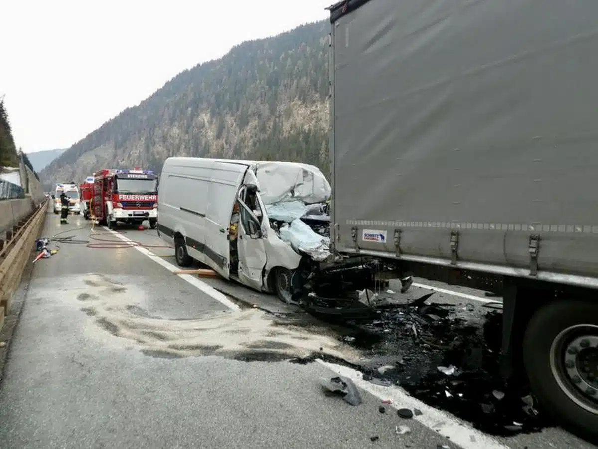 trentino incidente furgone tir morto ragazzo prima compleanno 29 marzo