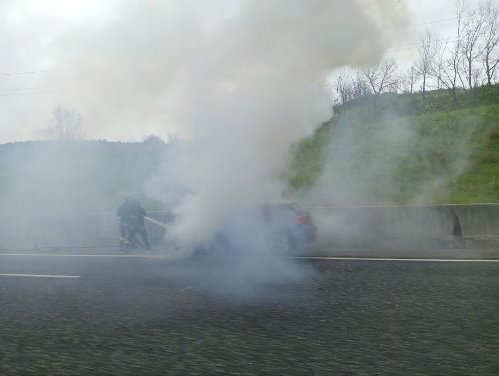 incendio auto autostrada a2 pontecagnano faiano oggi 10 marzo