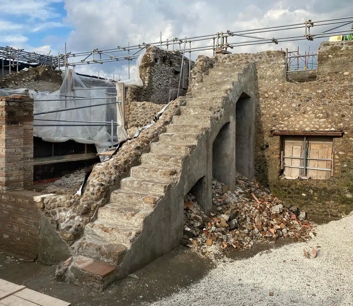 scavi pompei rinvenuti reperti cantiere romano