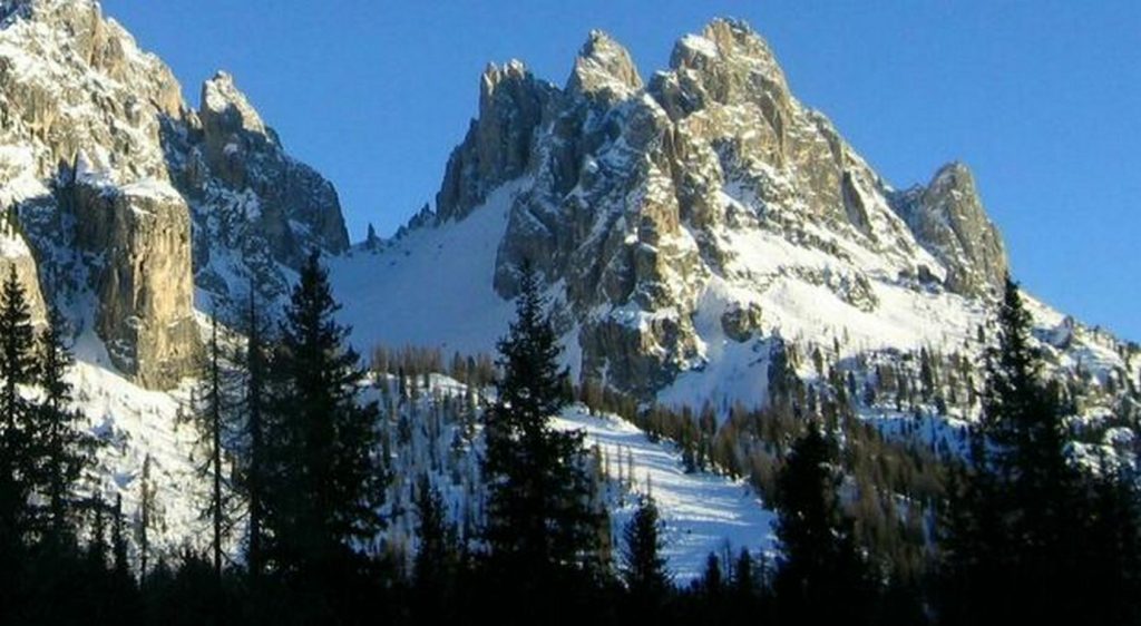 valanga belluno dolomiti turisti travolti