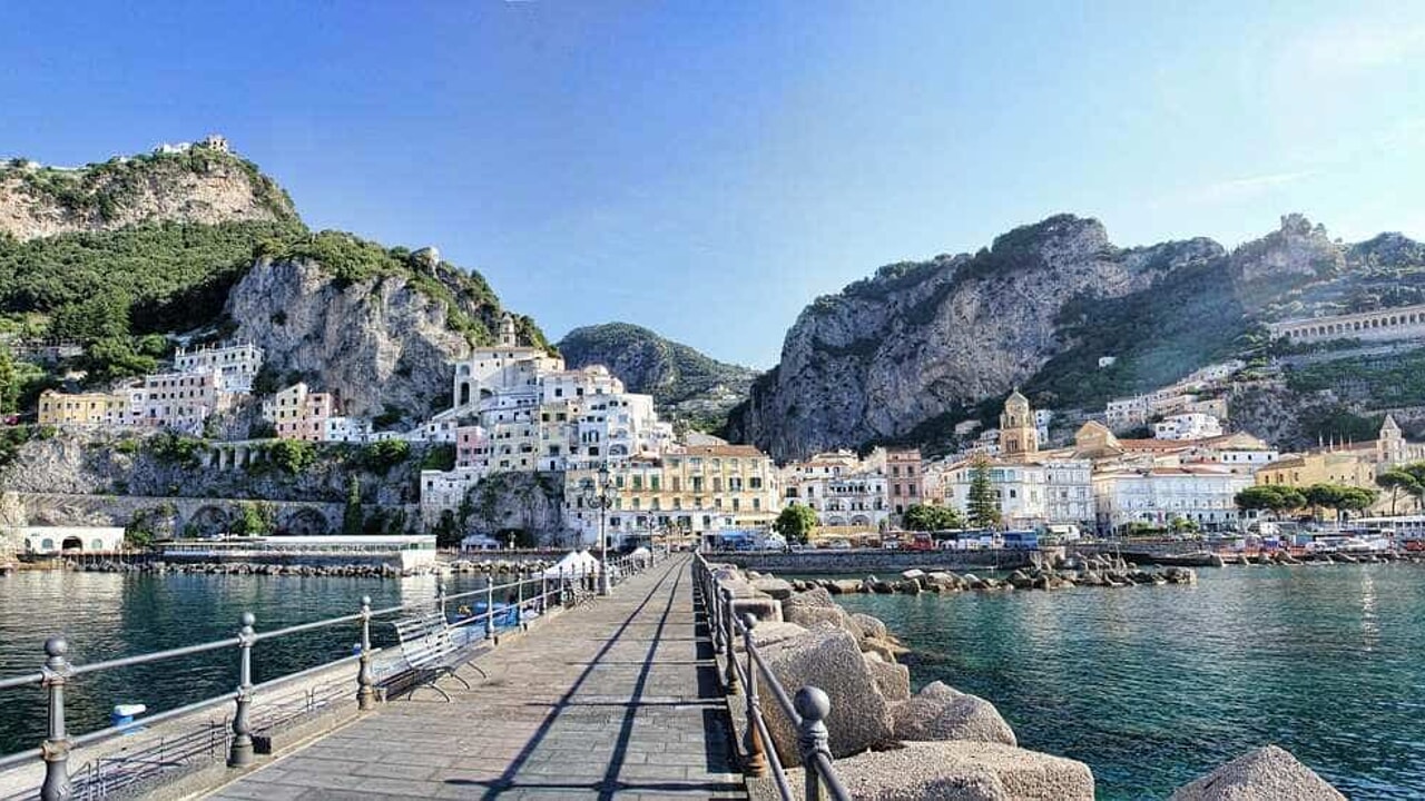 amalfi turista cade scogli mare selfie 15 aprile