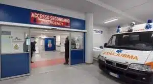 napoli infermiera strattonata ospedale del mare 7 aprile