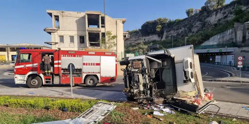 pozzuoli camion carni si ribalta oggi 30 aprile