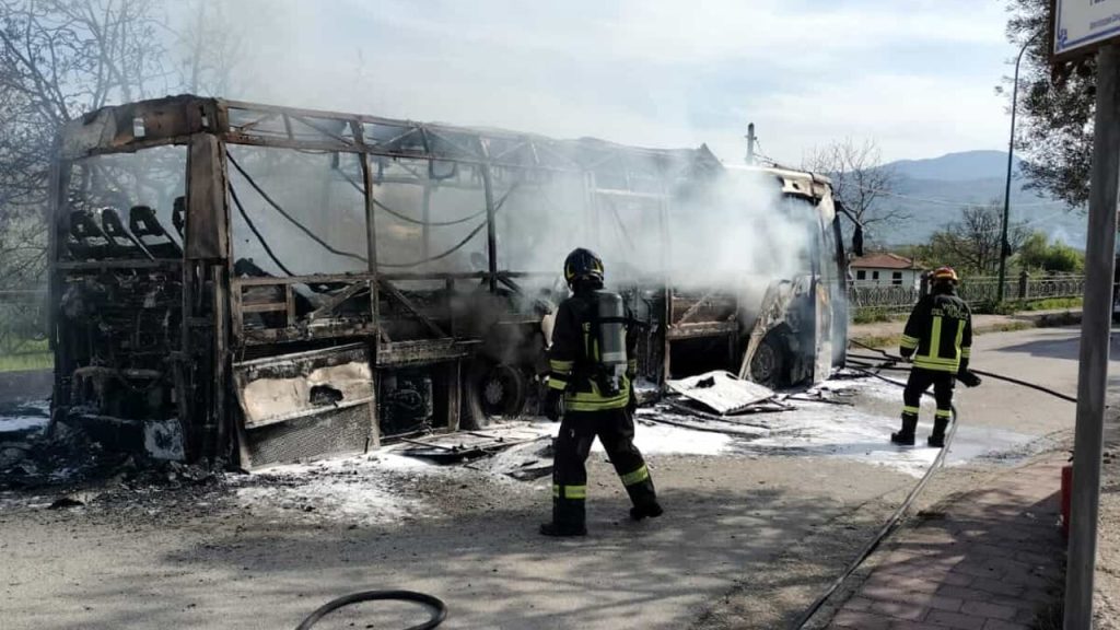 Incendio Paternopoli autobus