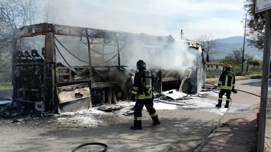 Incendio Paternopoli autobus