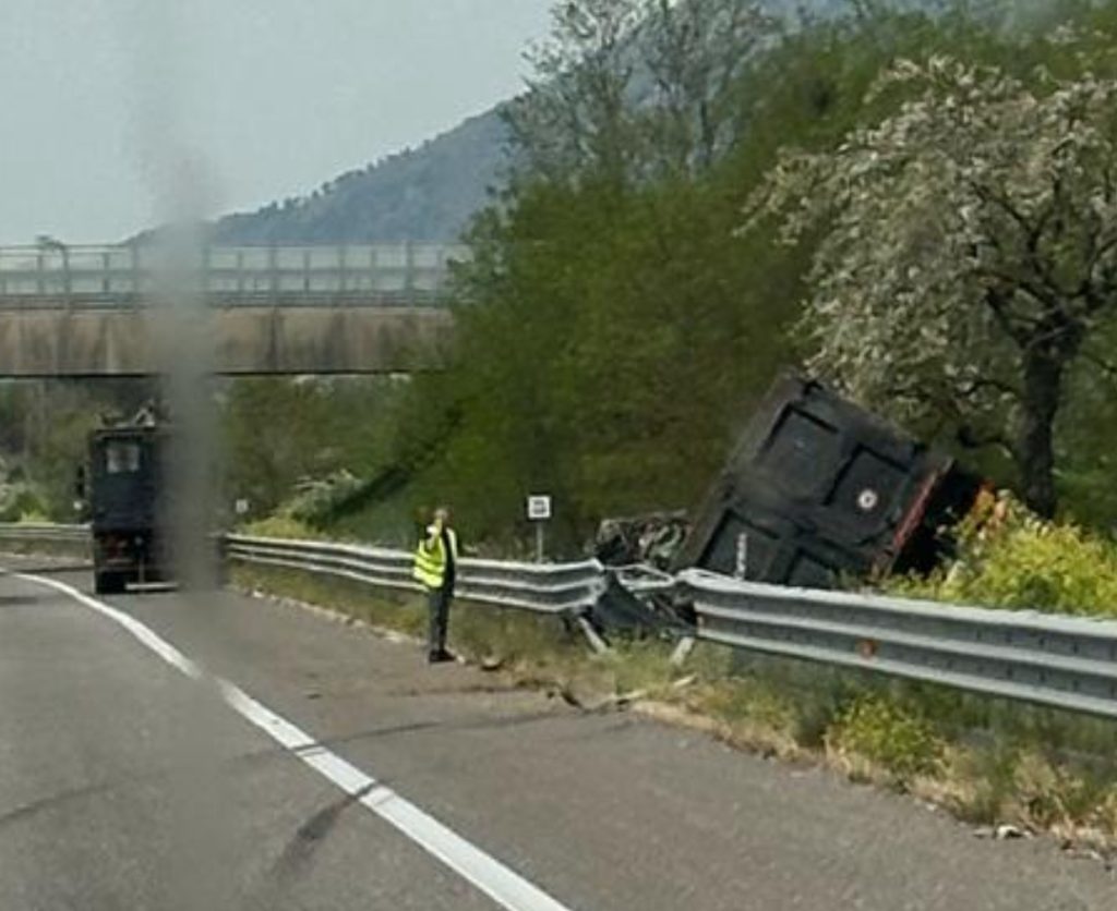 camion perde rimorchio autostrada a2 padula sala consilina