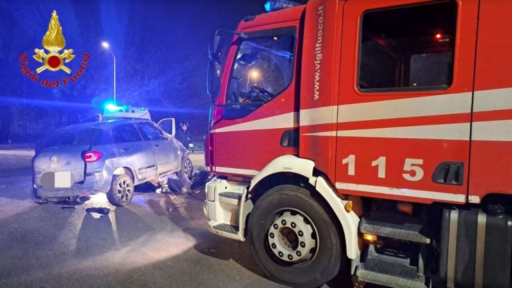 san nicola la strada auto si schianta contro rotonda