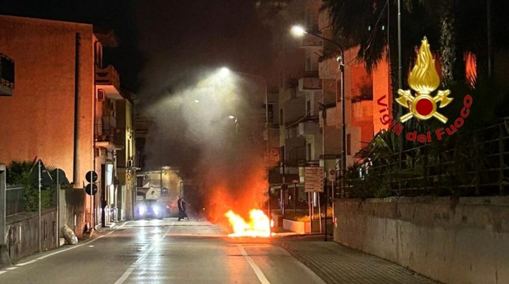 San Valentino Torio incendio automobile