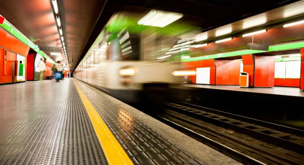 milano-spinge-ragazza-binari-metro-arrestato-tentato-omicidio