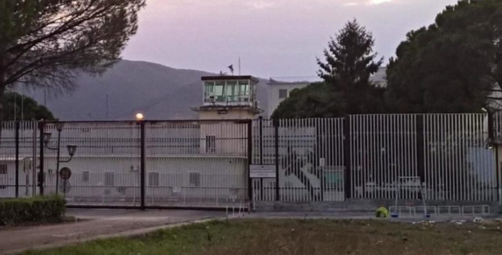 carcere Carinola poliziotti aggrediti detenuto