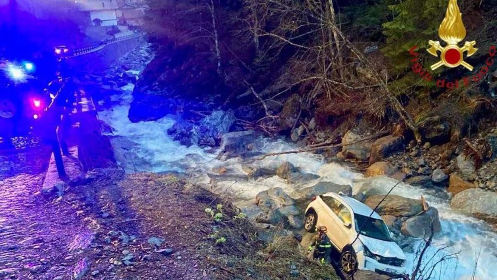 incidente-brescia-auto-fuori-strada-famiglia-salva-pasqua