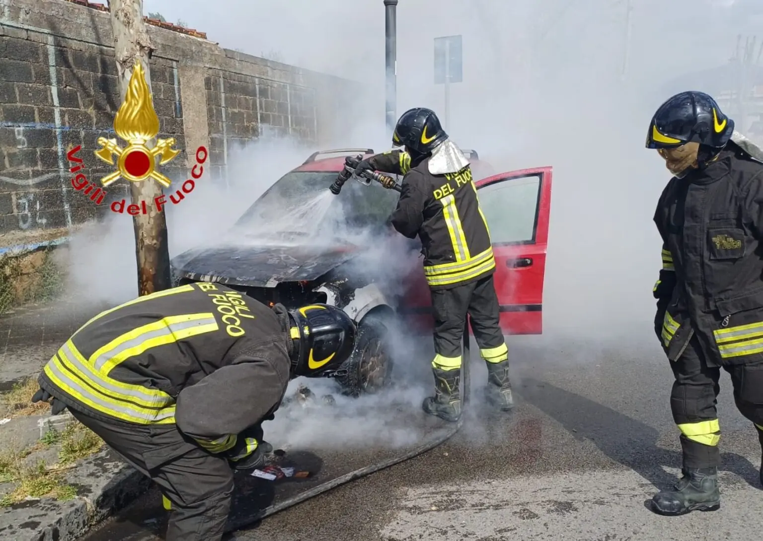 auto prende fuoco nocera inferiore