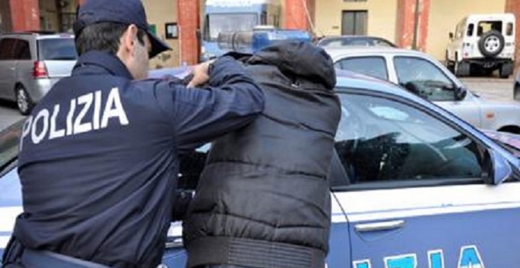 napoli tenta aggredire moglie arrestato