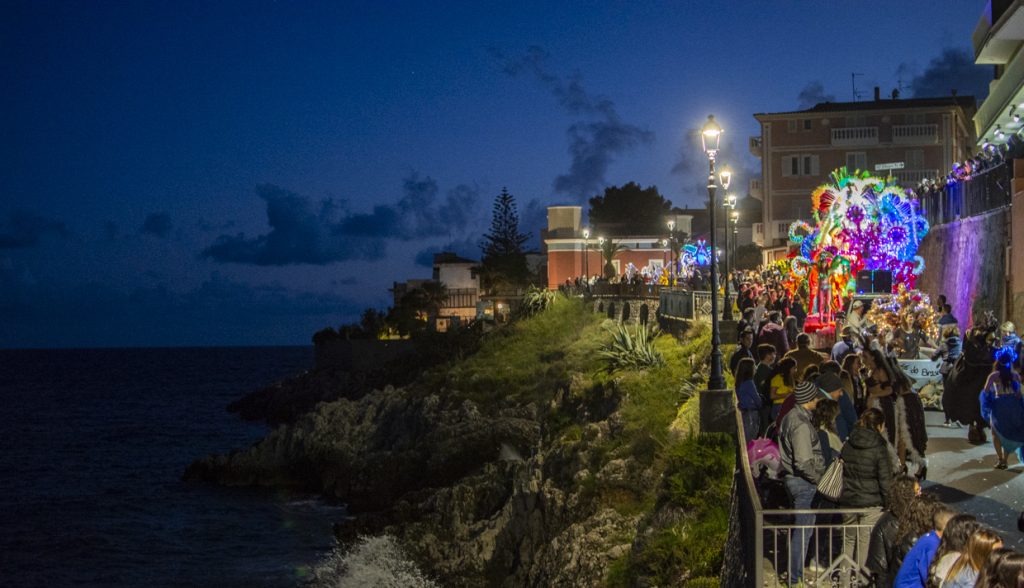 Carnevale a Marina di Camerota, tutto pronto per la sfilata dei carri e delle maschere