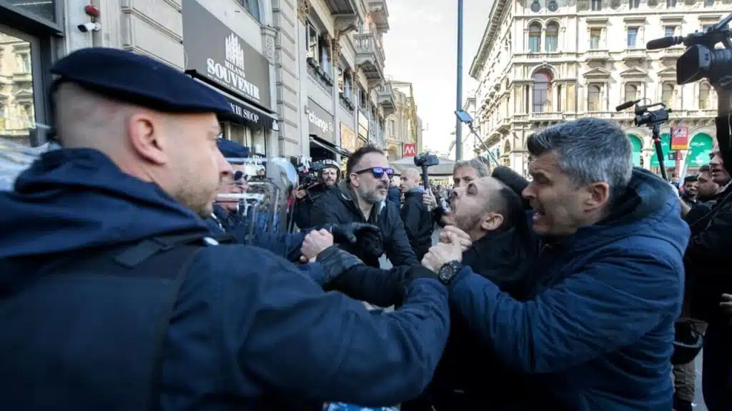 milano aggredisce addetto brigata festa liberazione arresto